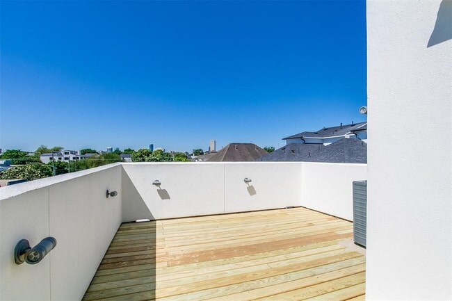 Building Photo - 1408 Vermont St