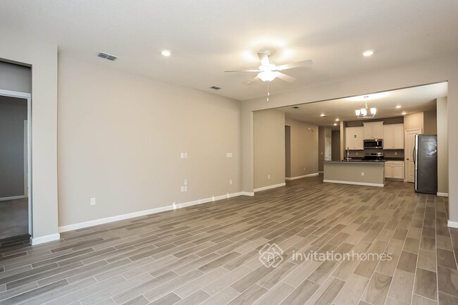 Foto del edificio - 9817 Lemon Grass Ln