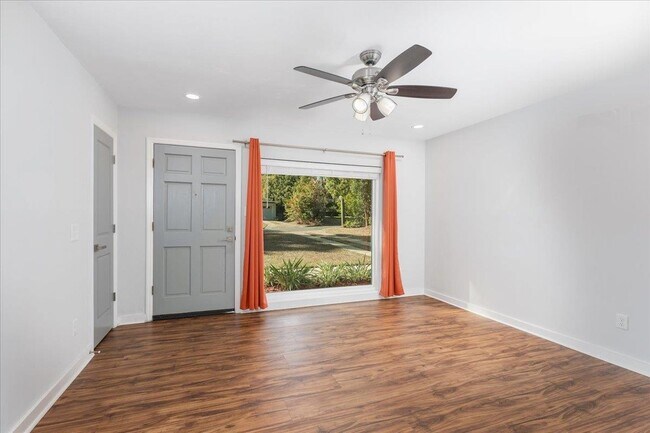 Foto del edificio - 1707 Hall Dr