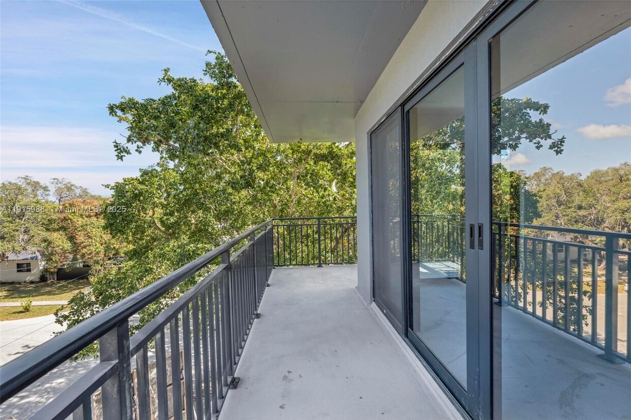 Foto principal - 840 NE 130th St