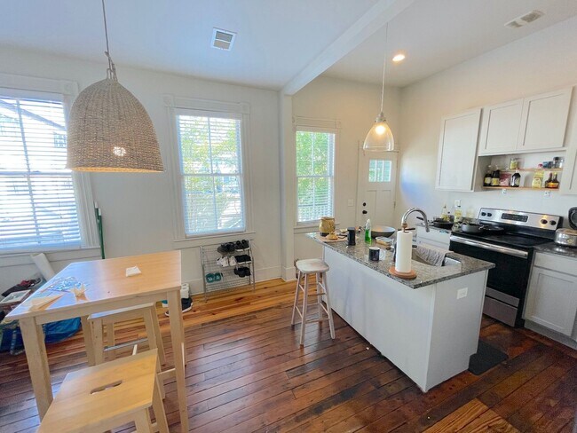 Foto del edificio - 2 BED | 2 BATH | COURTYARD | MIDTOWN - DIXON PARK