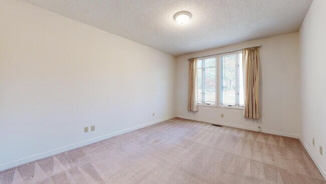 Foto del edificio - Beautiful & spacious University City - Charlotte House with Backyard