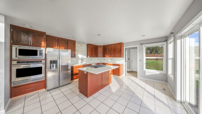 Foto del edificio - 2 Bed 2.5 Bath - Mowing Included - Pet Friendly - NAS Whidbey