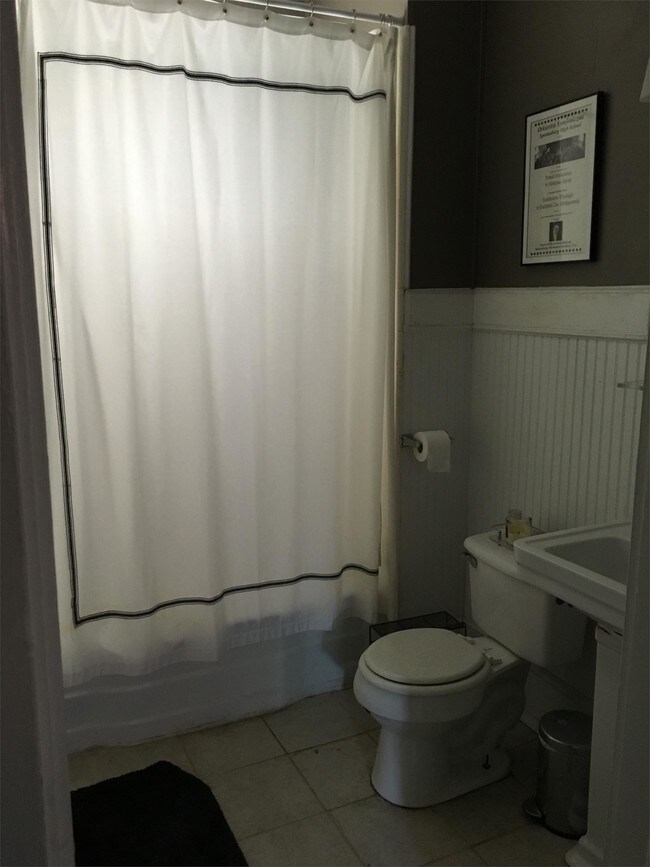 Building Photo - 2411 Preston St