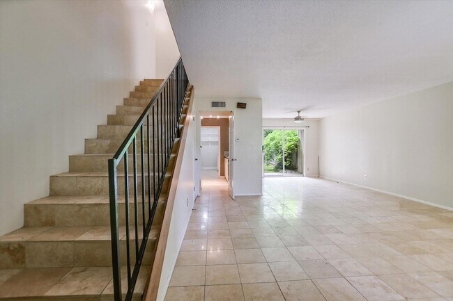 Foto del edificio - 700 Castle Ridge Rd