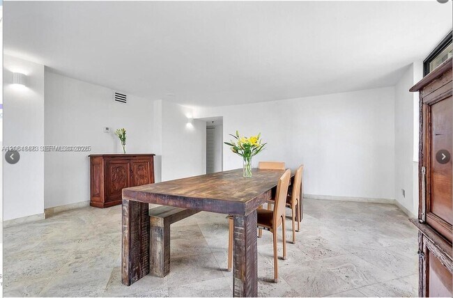 Foto del edificio - 2575 S Bayshore Dr