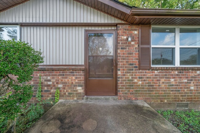 Foto del edificio - 3 Bedroom Home For Rent Near Needmore Road!