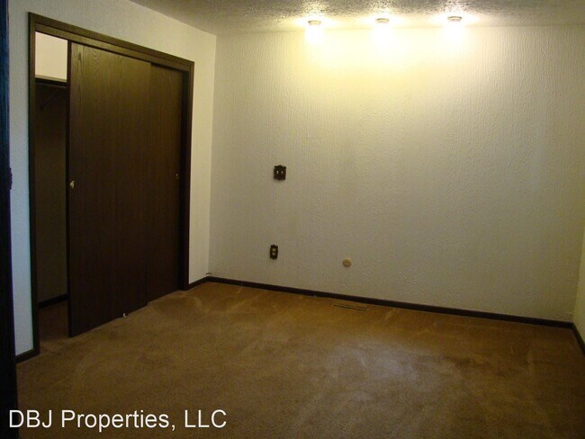 Building Photo - 909 7th St