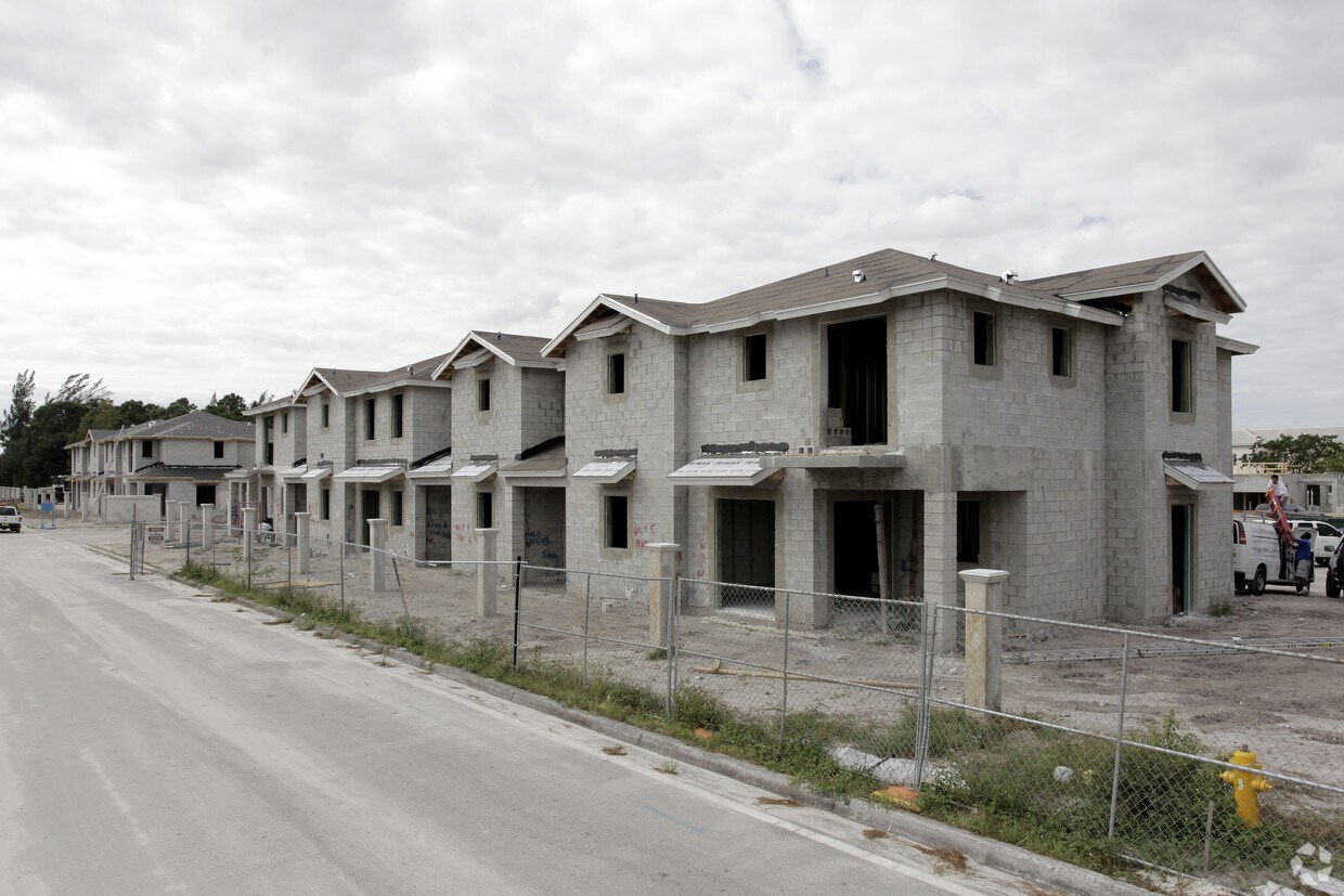 Foto principal - Long Pines Townhomes