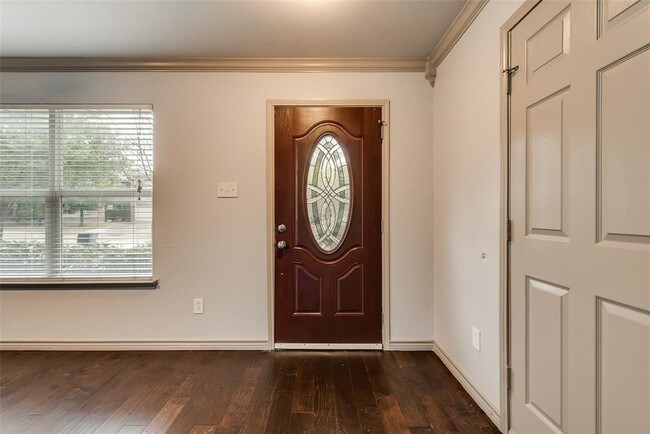 Foto del edificio - 2424 Emerald Ln