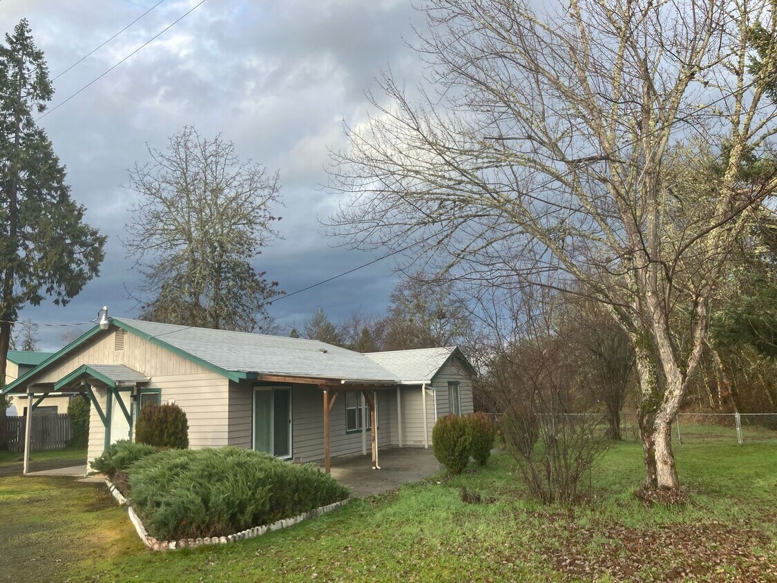 Foto principal - Welcome to this cozy spot 2 bed, 1 bath, r...