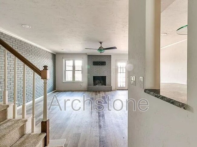 Building Photo - 3063 W Wilshire Blvd