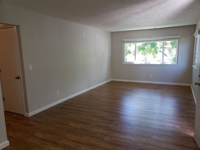 Building Photo - Updated Two Bedroom 2nd Floor Apartment
