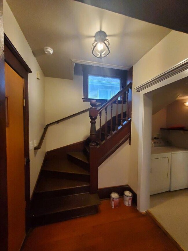Foto del edificio - Charming 4 Bedroom + Bonus - 1 Bath Unit in University District