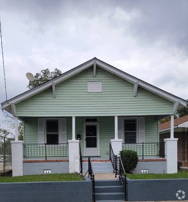 Building Photo - 615 S 11th St