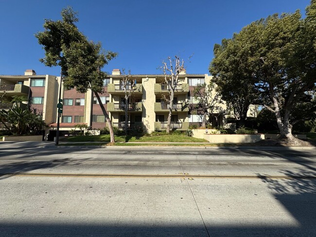 Building Photo - Large condominium unit with serene courtya...