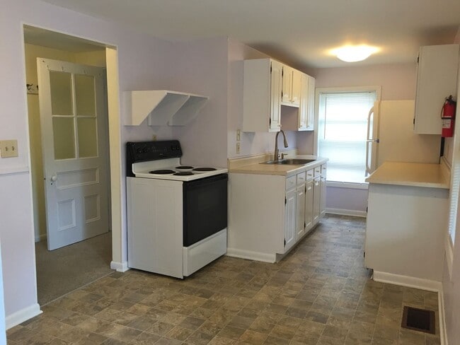 Building Photo - 46 Chase St