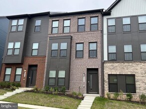 Building Photo - 236 Mainstream Dr
