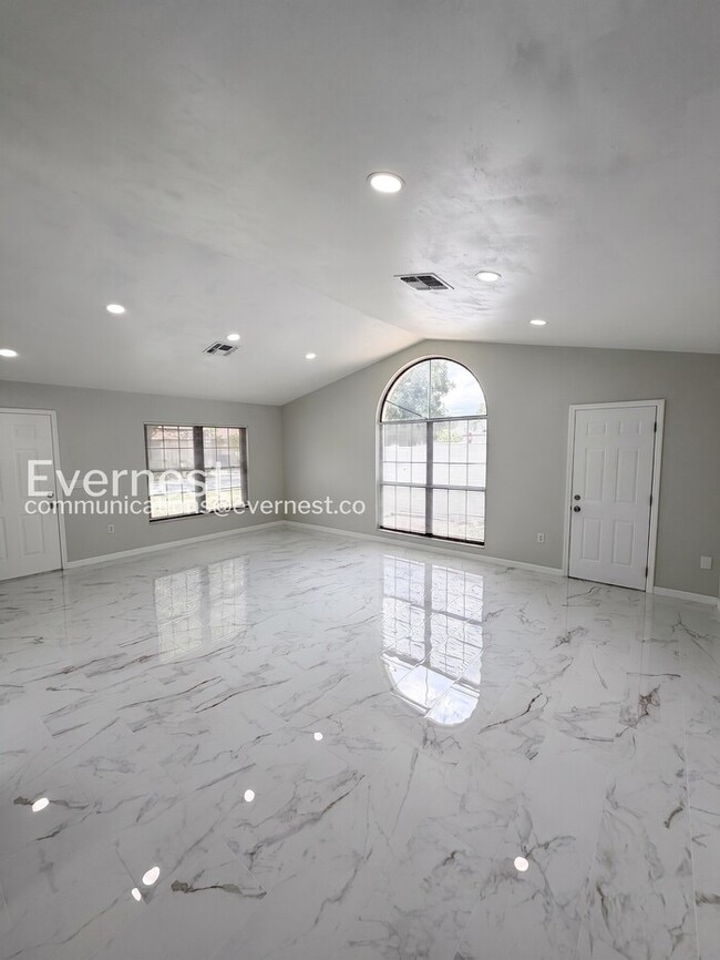 Building Photo - 3 Bed/2 Bath Home with Garage / Available Now!
