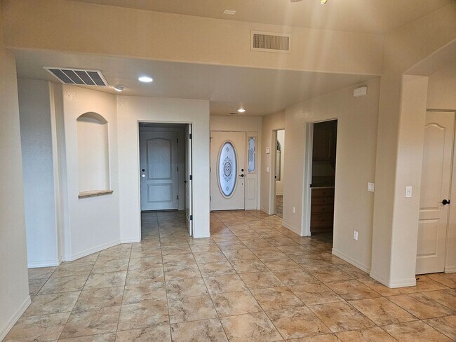 Foto del edificio - 2 Bedroom Condo in Sunridge Estates