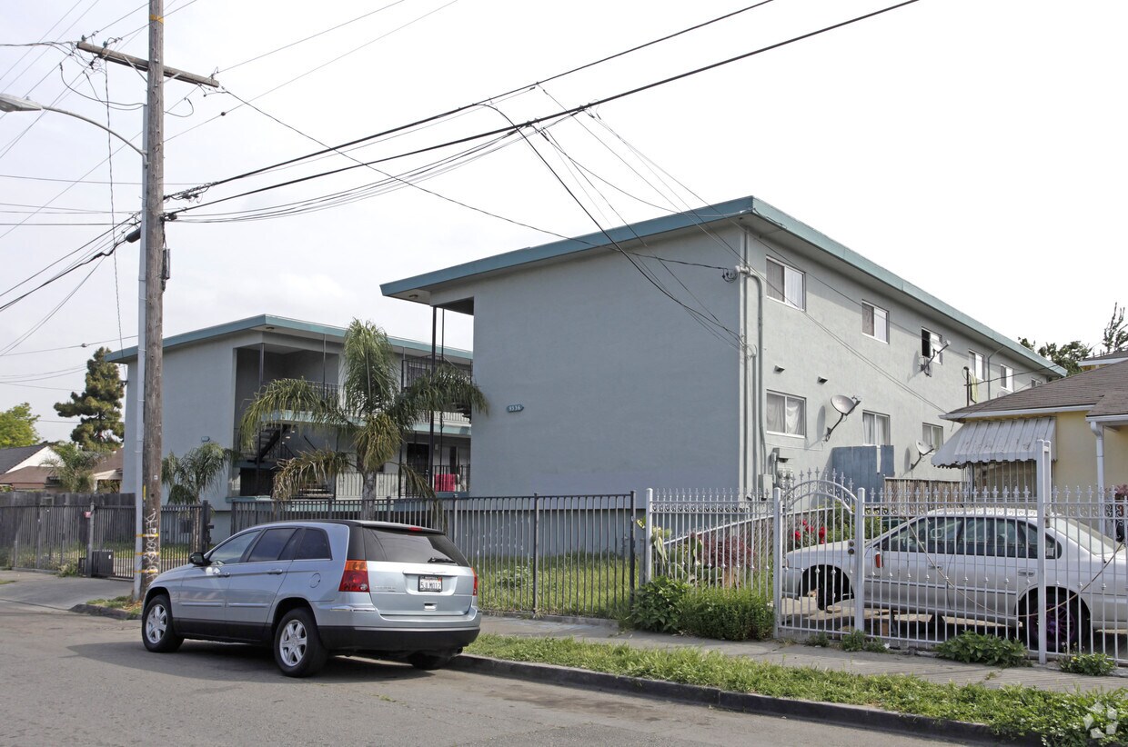 Foto del edificio - 9332-9336 E St