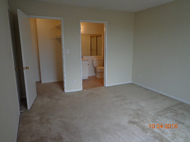 Building Photo - 755 N Sweetzer Ave