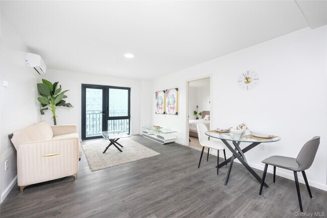 Foto del edificio - 70-40 45th Ave