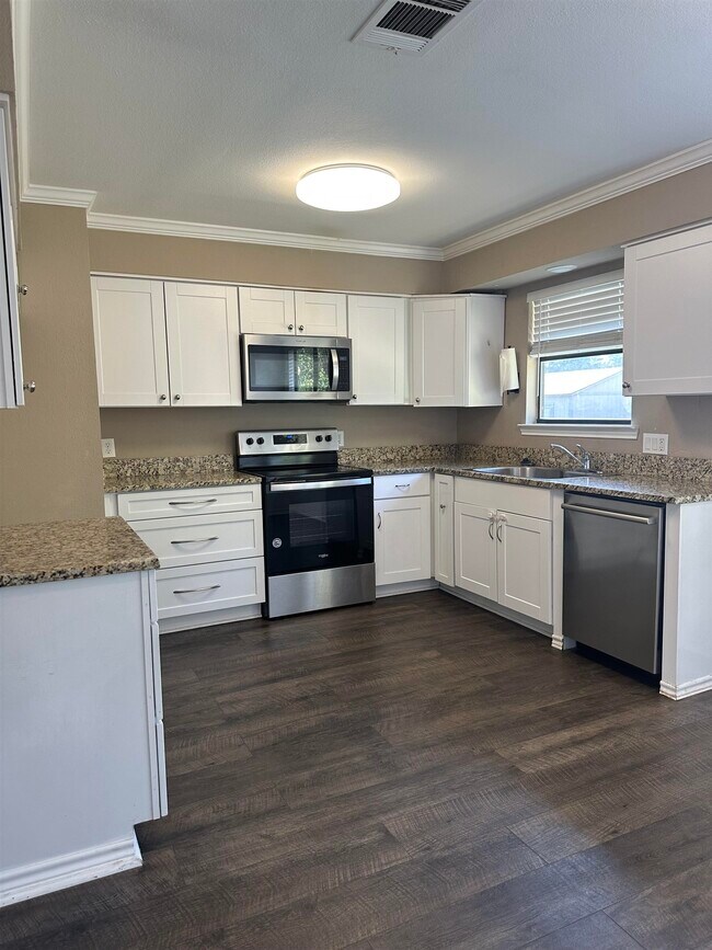 Building Photo - 1108 Cedar Dr