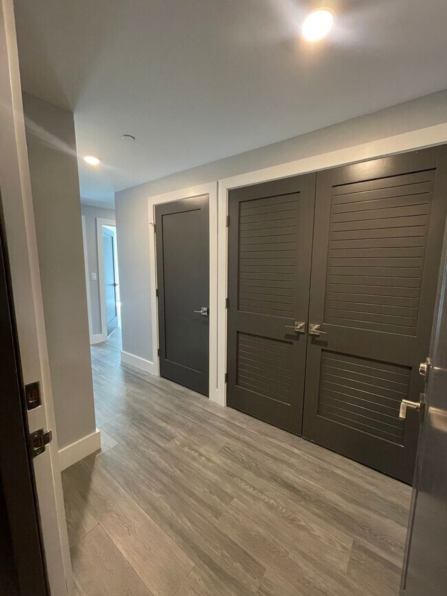 Building Photo - Charming 3 Bedroom-No Broker Fee