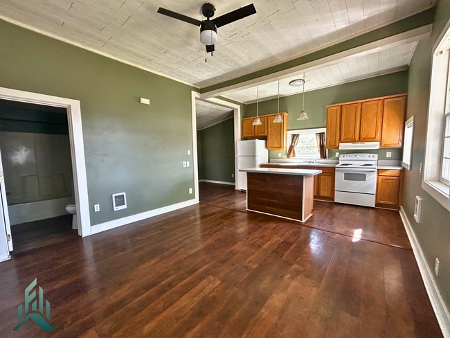 Building Photo - 3 bedroom, 1 bath cozy home
