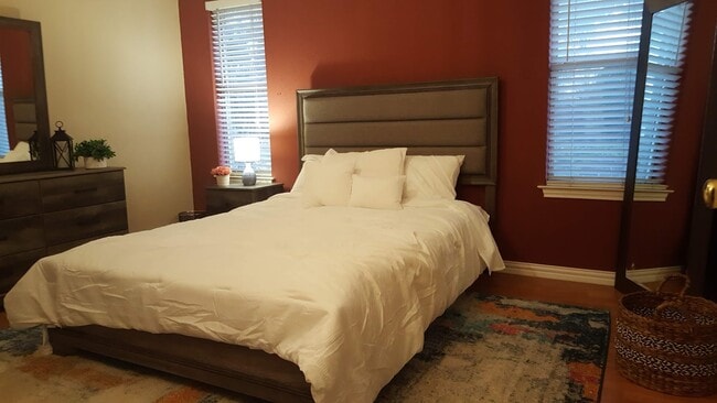 Foto del edificio - 825 Skylark Dr