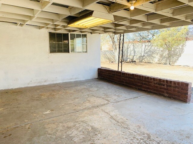 Foto del edificio - 10217 Santa Paula Ave NE