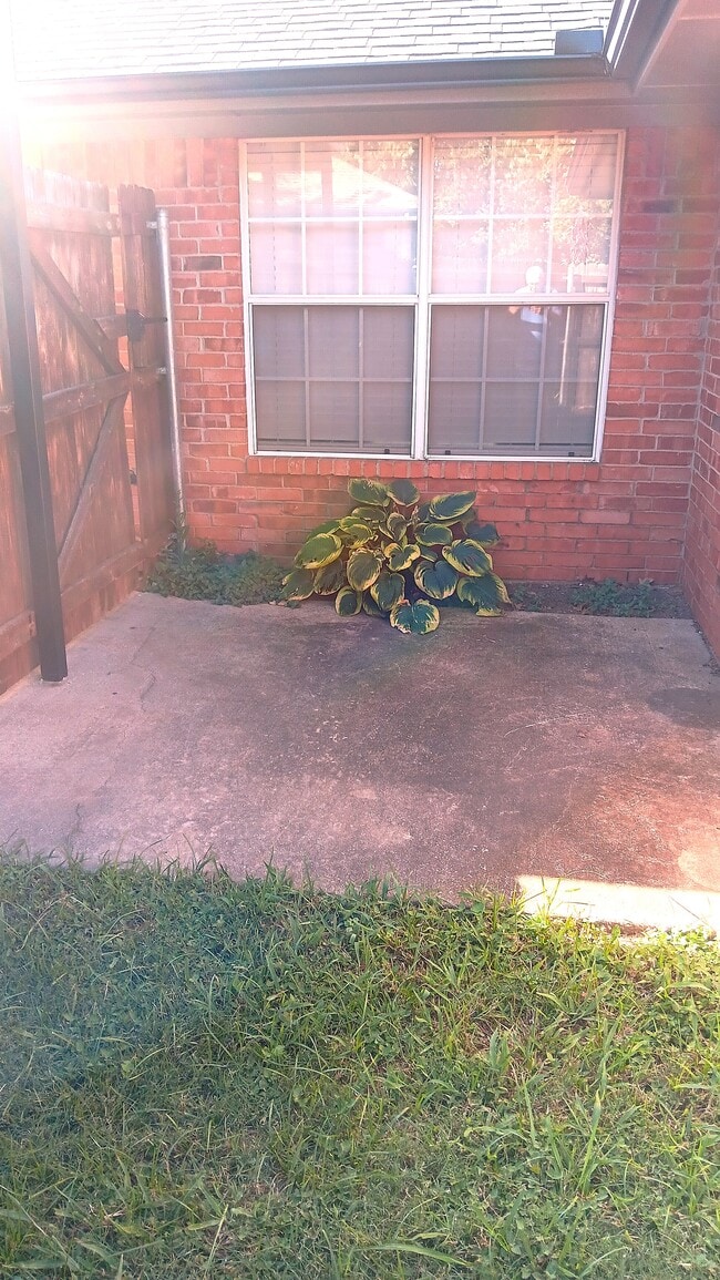 Fenced Private Patio - 3113 Inglewood St