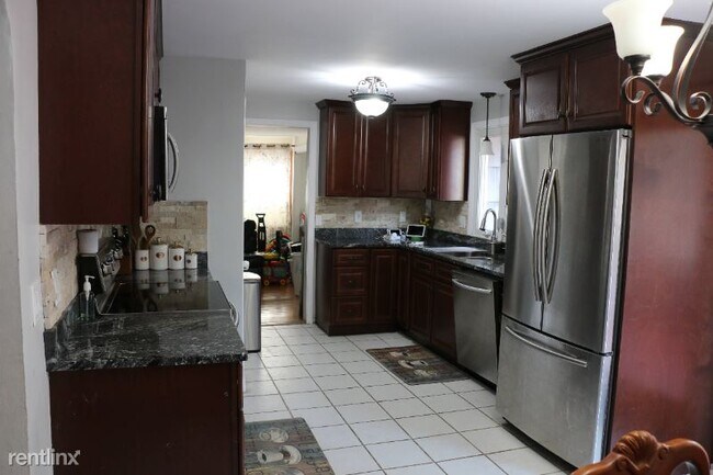 Foto del edificio - 4 br, 1.5 bath House - 29 Maryvale Rd