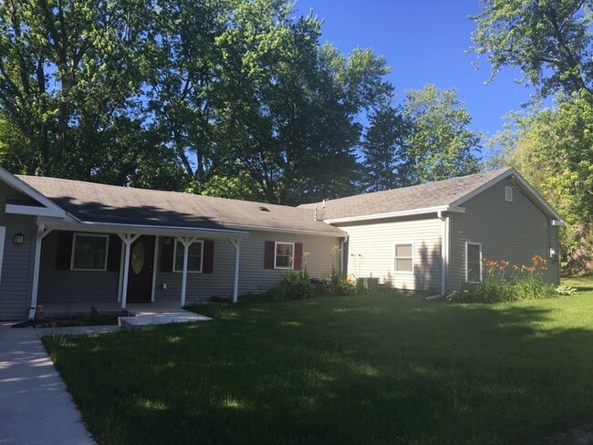 Building Photo - 3bdrm/1 bath - Lake Como