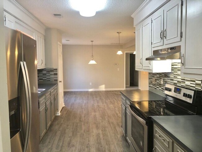 Foto del edificio - ADORABLE RENOVATED HOME IN IRMO'S NEW FRIA...