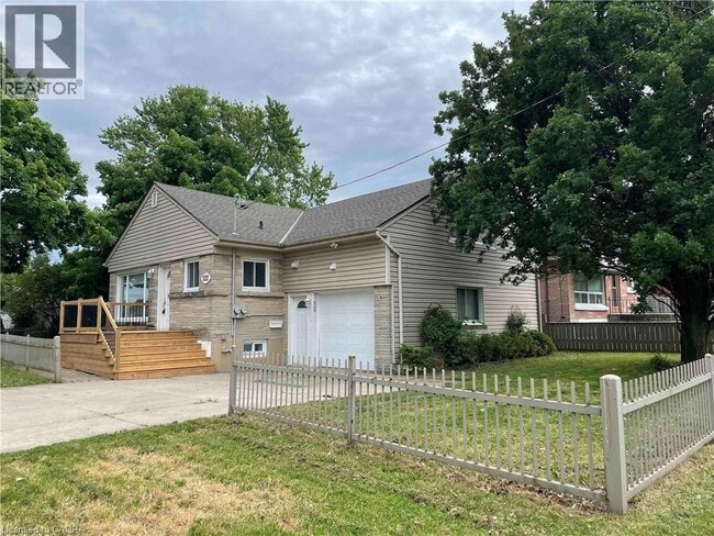 Building Photo - 122 Macassa Ave