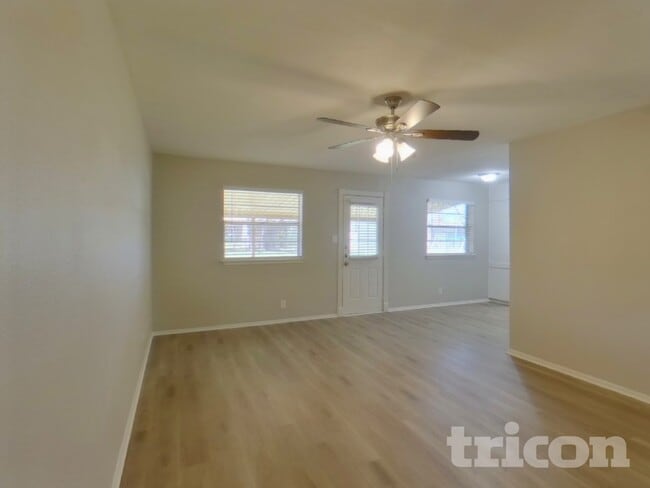 Building Photo - 729 Hallvale Dr