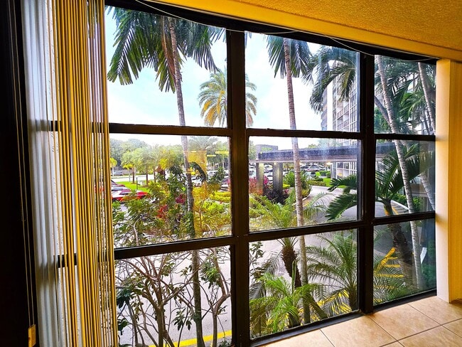 Building Photo - 800 Parkview Dr