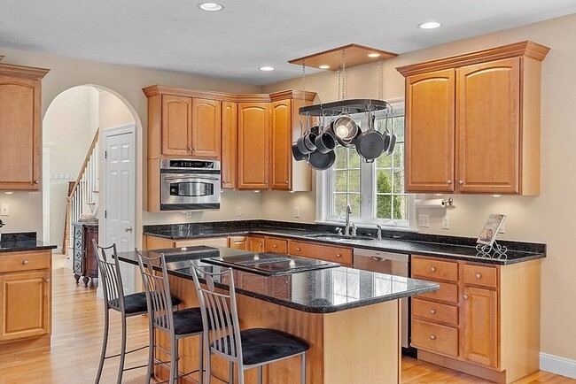 Building Photo - Spectacular 3 bedroom, 3 bath Single Famil...