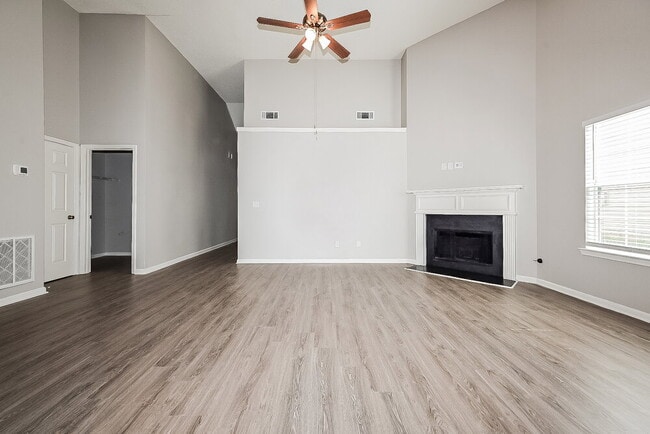 Building Photo - 3057 Dogwood Ave