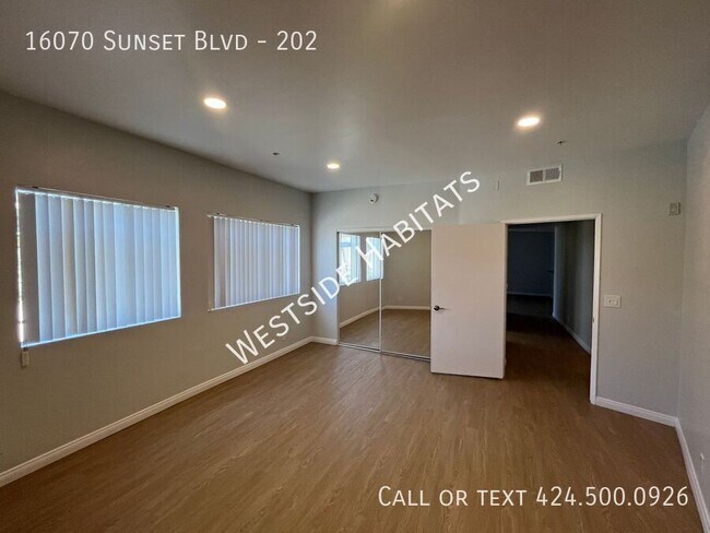 Foto del edificio - 16070 W Sunset Blvd
