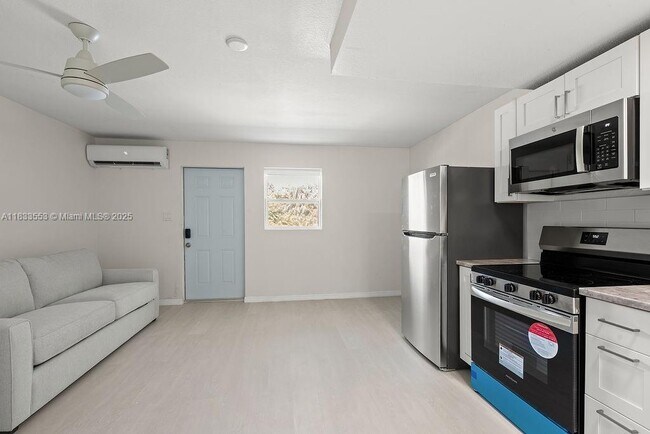 Building Photo - 2305 Tamarind Dr