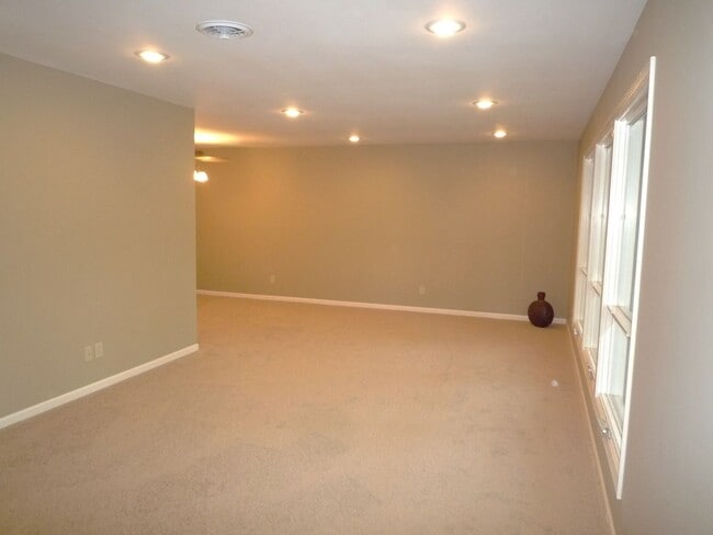 Foto del edificio - Spacious 3BR/2BA Ranch Home with 1,734 Sq.Ft. and a 2-Car Garage in a Great Neighborhood Close to...