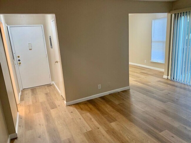 Building Photo - Nice 2 bed, 1.5 Bath Condo with Garage in ...