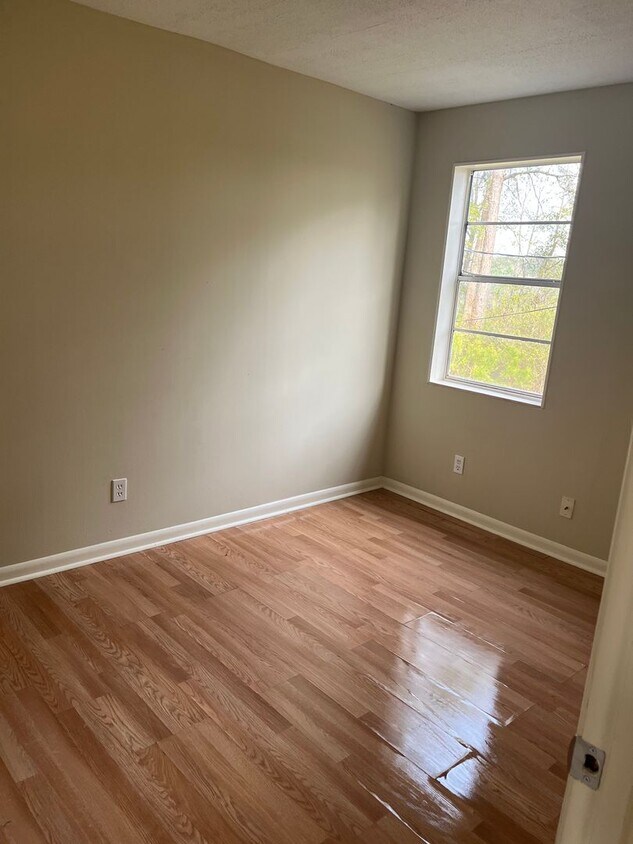 Building Photo - 33 Crestview St