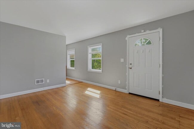 Building Photo - 1048 S Edison St