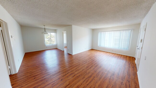 Building Photo - 245 S Doheny Dr