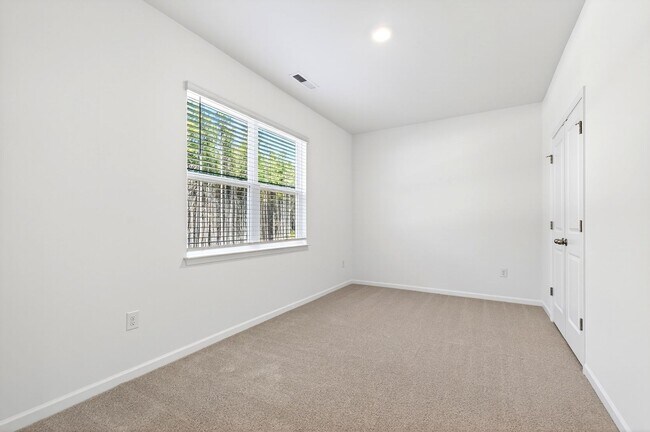 Building Photo - Horton Park Gem: Spacious 4-Bed, 3.5-Bath Townhome