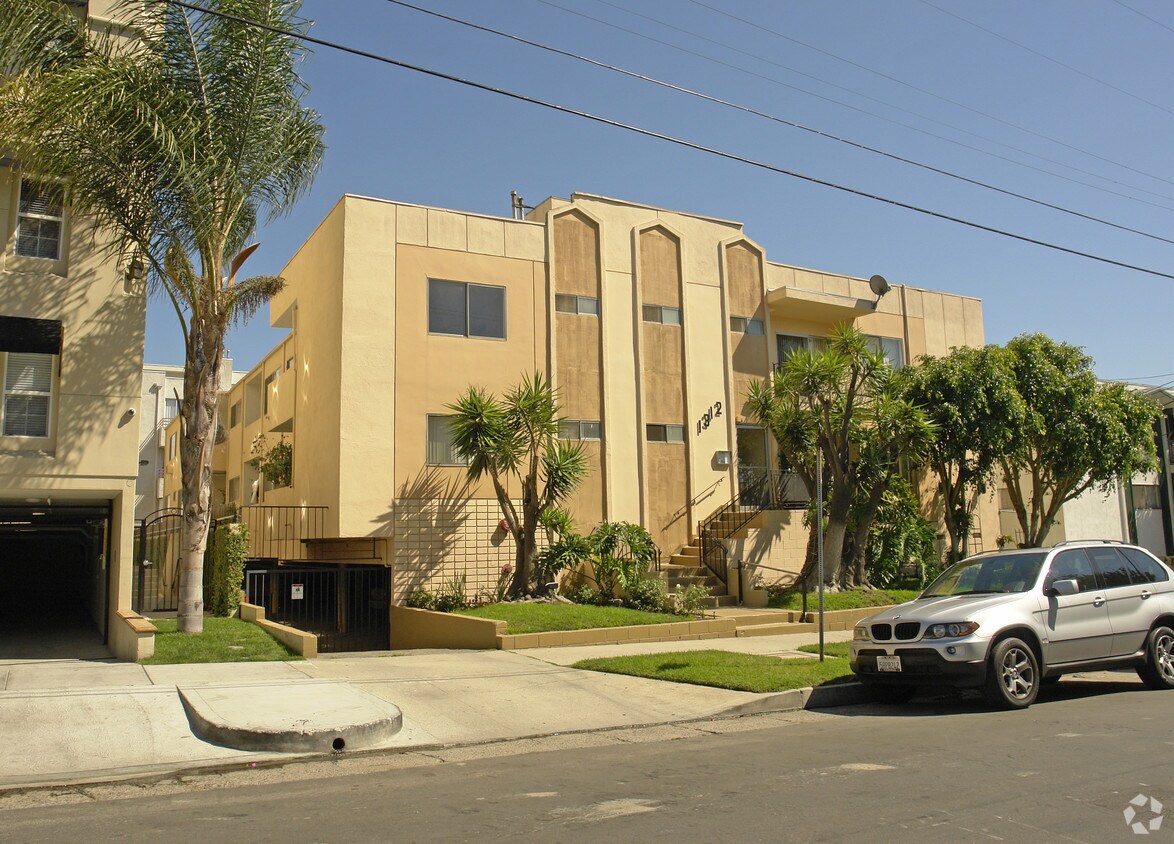 Foto principal - 1312 N Curson Ave